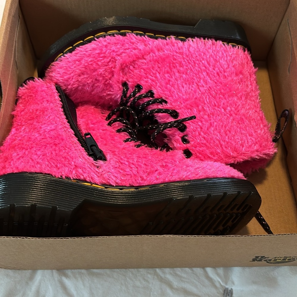 Dr. Martens Kids Pink Fuzzy Boots - Picture 4 of 4
